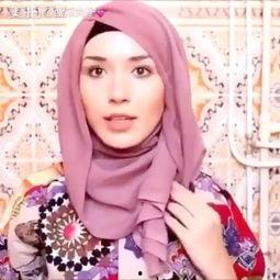 阿姨戴头巾吃瓜