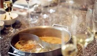 喝红酒群众吃瓜,品味生活新风尚